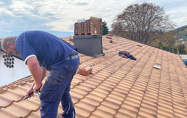 Dachdecker bei der Arbeit